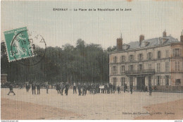  B21-51) EPERNAY - LA PLACE DE LA REPUBLIQUE ET LE JARD  - (TRES ANIMEE - CARTE TOILEE COULEURS) - Epernay