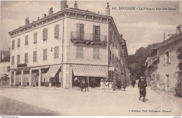 B17-01) DIVONNE (AIN)  LA PLACE RUE DES BAINS  - (ANIMEE - 2 SCANS)  - Divonne Les Bains