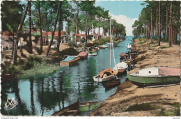 B16-40) BISCARROSSE (LANDES) CANAL DE NAVAROSSE - (OBLITERATION DE 1964 - COULEURS  - 2 SCANS)) - Biscarrosse