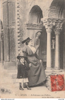 B14-13) ARLES - ARLESIENNES AU CLOITRE - (FEMME AVEC ENFANT - EDITEUR MARCHETEAU , ARLES) - Arles