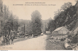 B13-72) SAINT LEONARD - ARRIVEE DE LA ROUTE DE GESVRES - LES GORGES  - (ANIMEE - ECOLIERS - VILLAGEOIS - 2  SCANS)   - Saint Leonard Des Bois