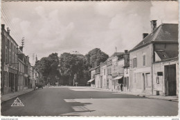 B10-51)  MOURMELON LE GRAND (MARNE) PLACE GEORGES CLEMENCEAU - (PETITE ANIMATION - AUTOMOBILE JEEP - 2 SCANS) - Mourmelon Le Grand