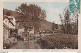 B4-27) MENESQUEVILLE (EURE) LE MOULIN - LA LIEURE  - (PERONNAGES SUR LE PETIT PONT)  - Autres & Non Classés