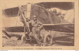 B1- 56) CAMP DE COETQUIDAN (MORBIHAN) UN AVION ATTENDANT L'HEURE DU DEPART -  (TRES ANIMEE - 2 SCANS) - Guer Coetquidan