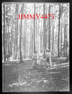 Trois Jeunes Filles Dans Un Bois, à Identifier - Plaque De Verre En Négatif - Taille 89 X 119 Mlls - Diapositiva Su Vetro