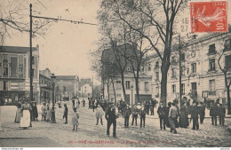 C15-93) PRE SAINT GERVAIS - LA PLACE DE LA MAIRIE - TRES ANIMEE - HABITANTS - 1909 - Le Pre Saint Gervais