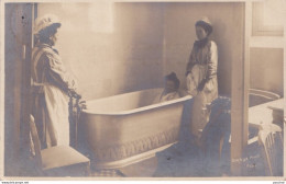 C10-03) VICHY - CARTE PHOTO DERVILLE  - SALLE DE BAINS - BAIGNOIRE - SOINS -  THERMALISME - 1904 - ( 2 SCANS ) - Vichy