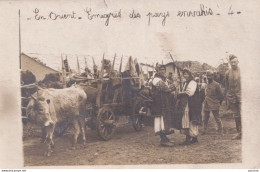 C4- EN ORIENT 12 MARS 1918 - SERBIE - GUERRE - CARTE PHOTO - EMIGRES  DES PAYS ENVAHIS - TRES ANIMEE  - ( 2 SCANS ) - War 1914-18