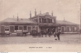 C3-76) GOURNAY EN BRAY - LA GARE - ANIMEE - CALECHE - ( 2 SCANS ) - Gournay-en-Bray