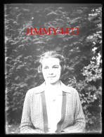 Portrait D'une Jolie Jeune Fille, à Identifier - Plaque De Verre En Négatif - Taille 89 X 119 Mlls - Diapositiva Su Vetro