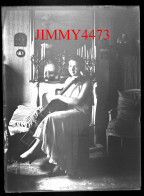 Une Jeune Femme Avec Un Violon Dans Son Salon, à Identifier - Plaque De Verre En Négatif - Taille 89 X 119 Mlls - Diapositiva Su Vetro