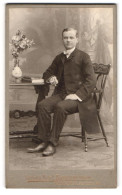 Fotografie Ludwig Ritt, Remscheid, Allestr. 18B, Junger Mann Am Tisch Sitzend  - Personnes Anonymes
