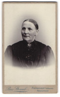 Fotografie Pius Straub, Furtwangen I. Schwarzwald, Rabenstr., Portrait ältere Dame Mit Brosche  - Personnes Anonymes