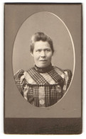 Fotografie Torne Fotografi Atelier, Torne, Portrait Alte Frau In Karierten Kleid, 1907  - Personnes Anonymes