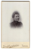 Fotografie Torne Fotografi Atelier, Torne, Portrait Frau Mit Halskette, 1903  - Personnes Anonymes