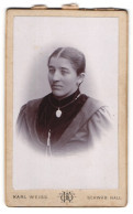 Fotografie Karl Weiss, Schwäbisch Hall, Portrait Dame Mit Halskette  - Personnes Anonymes