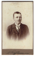 Fotografie A. Krumm, Mindelheim, Portrait Junge Mit Anzug Und Gestreifter Krawatte  - Personnes Anonymes