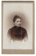Fotografie Georg Braun, Ottobeuren, Dame In Kleid, 1901  - Personnes Anonymes