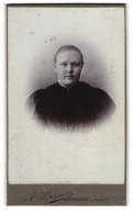 Fotografie A. Krumm, Mindelheim, Portrait Dame In Dunklem Kleid  - Personnes Anonymes