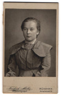 Fotografie Friedrich Müller, München, Amalienstr.9, Portrait Mädchen In Kleid  - Anonymous Persons