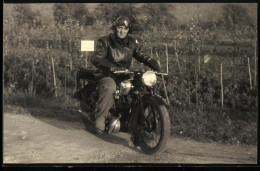 Fotografie Motorrad, Kradfahrer Mit Haube & Schutzbrille  - Automobile