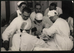 Fotografie Operationssaal, Chirurg Nebst OP-Schwester Und Assistenten Während Einer Operation  - Berufe