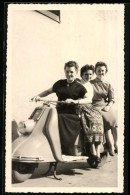 Fotografie Motorrad Heinkel Tourist, Hausfrauen Auf Motorroller Sitzend  - Auto's