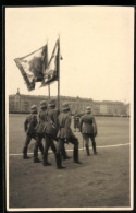 Fotografie Reichswehr Vereidigung, Fahnenträger Mit Standarte Auf Einem Exerzierplatz  - War, Military