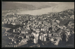 Fotografie H. Werner, Ansicht Bergen / Norge, Stadtansicht Mit Kriegsschiffen Im Hafen  - Orte
