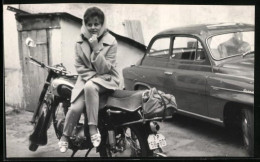 Fotografie Motorrad AWO 425 S, Junge Frau Auf Krad Sitzend  - Automobiles