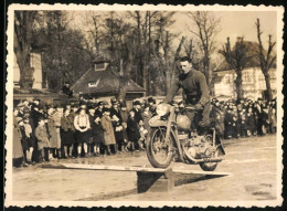 Fotografie Motorrad DKW, Kradfahrer Bei Geschicklichkeitsfahrt Auf Einer Wippe  - Cars