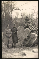 Fotografie Soldaten Der Reichswehr Nebst Förster Und Gefällter Eiche  - Berufe