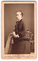 Fotografie Chr. Beitz, Arnstadt, ältere Dame Auf Stuhl Gestützt  - Personnes Anonymes