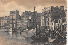 50 CHERBOURG BARQUES DE PECHE - Cherbourg