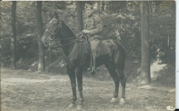 MILITARIA - CARTE PHOTO - Militaire  à Cheval - Personnages