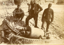 PHOTO FRANCAISE - ARTILLEURS ET CANON DE 155 AYANT ECLATE PRES DE ARRAS - PAS DE CALAIS - GUERRE 1914 1918 - War, Military