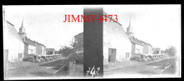 Alignement De Vieilles Voitures Dans Un Village à Identifier - Plaque De Verre En Stéréo Négatif - Taille 44 X 107 Mlls - Glass Slides