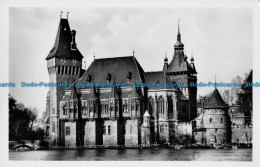 R166137 Budapest. The Castle Vajdahunyad. Gyongyos Hanisz - Monde