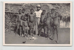 Centrafrique - Raoul Pauleau, Photographe, Et Un Groupe De Pygmées - PHOTO FORMAT CARTE POSTALE - Ed. Raoul Pauleau  - Centrafricaine (République)