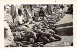 Madagascar - TULEAR - Les Marchands De Patates Douces - REAL PHOTO - Ed. Inconnu  - Madagascar