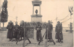Algérie - CONSTANTINE - 3ème Régiment De Zouaves - Garde Du Drapeau De 1870 Devant Le Tombeau Des Braves à La Casbah - E - Konstantinopel