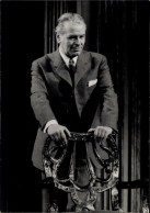 CPA Schauspieler O.W. Fischer, Portrait, Stuhl - Actors