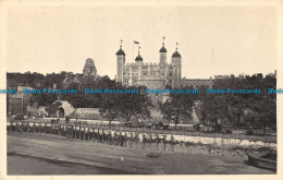 R165561 Tower Of London. General View From The Thames - Andere & Zonder Classificatie