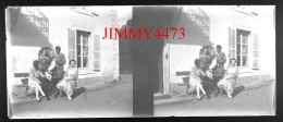 Une Famille Devant Une Maison, à Identifier - Plaque De Verre En Stéréo Négatif - Taille 44 X 107 Mlls - Diapositiva Su Vetro