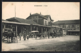 CPA Verdun, Gare, Attelage à Cheval Am La Gare  - Verdun