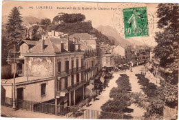 In 6 Languages Read A Story: Lourdes. Boulevard De La Gare Et Le Château Fort. | Boulevard And The Fortified Castle. - Lourdes