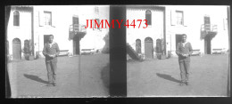 Un Jeune Homme Devant Une Maison, à Identifier - Plaque De Verre En Stéréo Négatif - Taille 44 X 107 Mlls - Diapositiva Su Vetro
