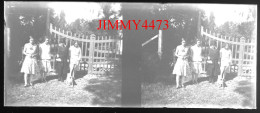 Trois Jeunes Filles Et Une Grand-Mère, à Identifier - Plaque De Verre En Stéréo Négatif - Taille 44 X 107 Mlls - Glass Slides