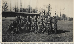 PHOTOS MILITAIRE.  FRANCE EPREUVE PHYSIQUE DE GENDARMERIE AU TERRAIN DE SPORT DE L E.P. G.  DIM 135 X 90 - Krieg, Militär