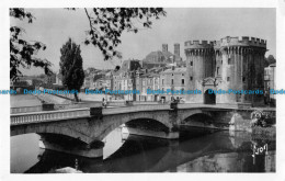 R166720 Verdun. Meuse. Pont Et Porte Chaussee Au Fond La Cathedrale. Yvon - Monde